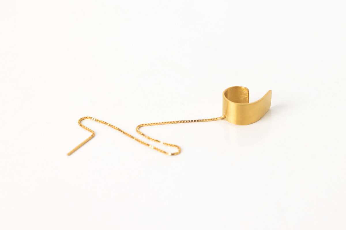 Simplicity Earcuff with Chain_Gold_Stills (1)
